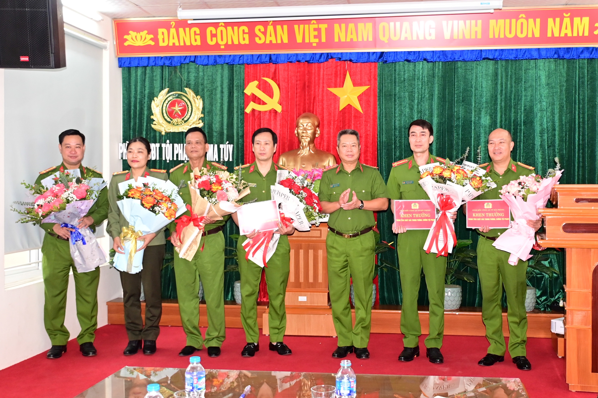 Khen thưởng đội xuất các lực lượng tham gia xoá phá thành công 3 ổ nhóm, tụ điểm tổ chức sử dụng, sử dụng trái phép chất ma túy